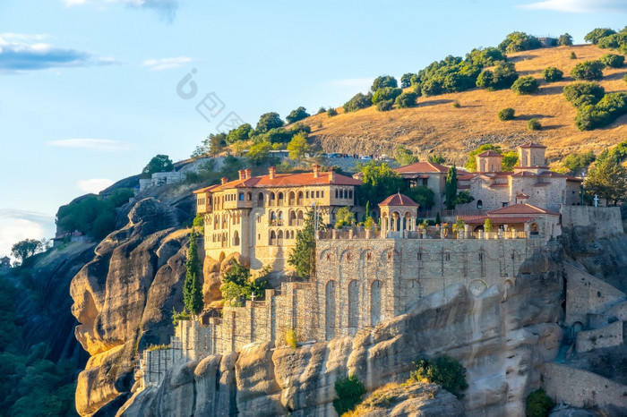 希腊阳光明媚的夏天一天迈泰奥拉大石头修道院岩石大希腊修道院的岩石