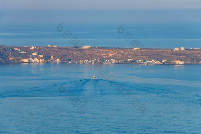 狭窄的带海岸没有树电动机船浮点数的码头安静的水空中视图船日落帆对的海岸空中视图