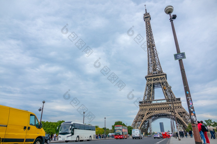 多云的夏天一天巴黎交通的耶拿桥附近的埃菲尔铁塔塔多云的一天的巴黎桥附近的埃菲尔铁塔塔