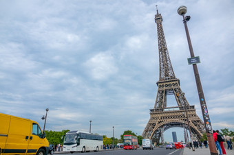 多云的夏天一天巴黎交通的耶拿桥附近的埃菲尔铁塔塔多云的一天的巴黎桥附近的埃菲尔铁塔塔