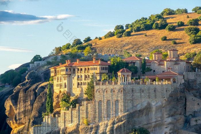 希腊阳光明媚的夏天晚上迈泰奥拉大石头修道院岩石希腊修道院岩石和阳光明媚的夏天晚上