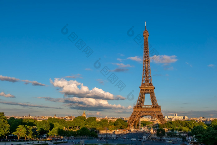 法国晚上射线的太阳照亮夏天巴黎交通附近的埃菲尔铁塔塔晚上射线的太阳和交通附近的埃菲尔铁塔塔