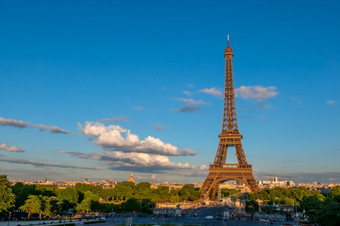 法国晚上射线的太阳照亮夏天巴黎交通附近的埃菲尔<strong>铁塔</strong>塔晚上射线的太阳和交通附近的埃菲尔<strong>铁塔</strong>塔