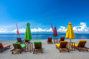 热带桑迪海滩和蓝色的天空与云空日光浴浴床和关闭海滩<strong>雨伞</strong>空太阳便鞋和<strong>雨伞</strong>热带海滩