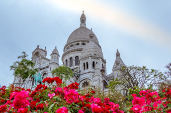 法国多云的晚上附近圣心心大教堂巴黎花圃与红色的玫瑰的前景花床上前面圣心心大教堂夏天晚上
