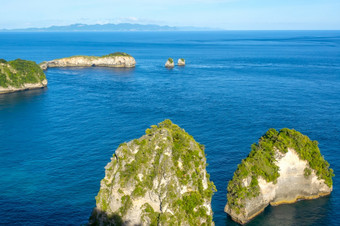 印尼几岩石<strong>小岛</strong>与丛林山和云的地平线小岩石<strong>小岛</strong>附近的热带海岸