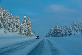 国家路雪森林冬天晚上<strong>孤独的</strong>车<strong>孤独的</strong>车郊区高速公路雪森林