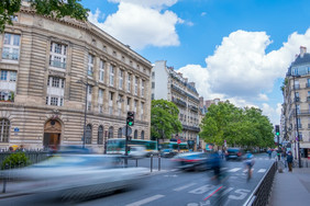 法国巴黎街的城市中心与忙交通夏天一天巴黎一天交通夏天一天