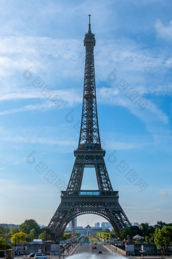 法国巴黎夏天阳光明媚的早....埃菲尔<strong>铁塔</strong>塔和蓝色的天空埃菲尔<strong>铁塔</strong>塔和蓝色的天空