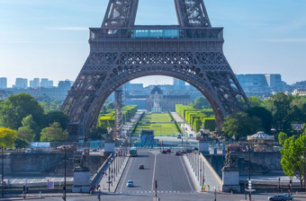 法国巴黎埃菲尔<strong>铁塔</strong>塔和冠军3几游客和汽车的夏天阳光明媚的早....阳光明媚的早....附近的埃菲尔<strong>铁塔</strong>塔