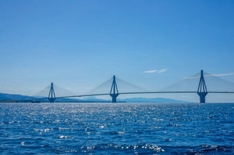 希腊桥里翁抗尿酸三个高塔的斜拉桥桥在的海湾哥林多阳光明媚的天气三个塔的斜拉桥桥