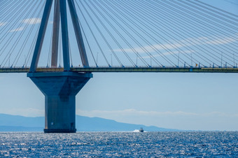 希腊桥里翁抗尿酸高桥塔的斜拉桥桥在的海湾哥林多和<strong>电动</strong>机船阳光明媚的天气桥塔的斜拉桥桥和<strong>电动</strong>机船