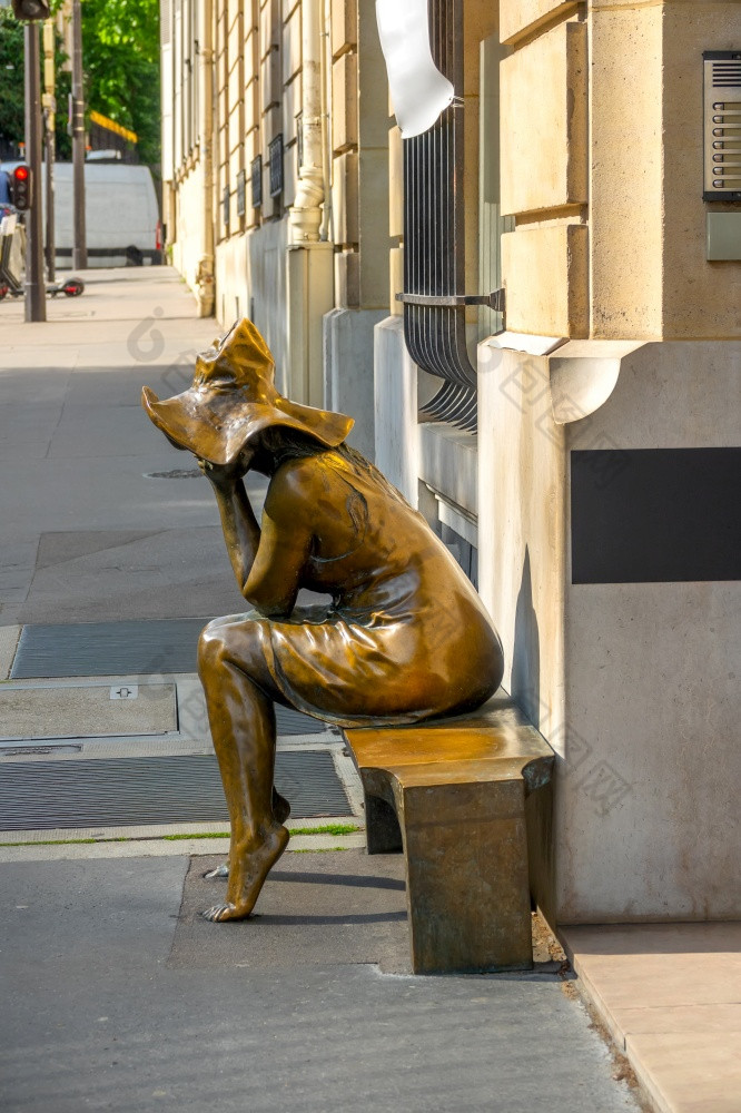 法国阳光明媚的夏天一天的街道巴黎城市雕塑女孩板凳上街雕塑女孩阳光明媚的夏天巴黎