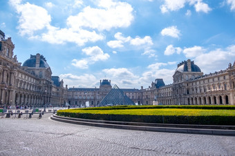 法国夏天一天的院子里的巴黎罗浮宫大花圃与修剪灌木院子里的罗浮宫博物馆和大花圃与绿色灌木