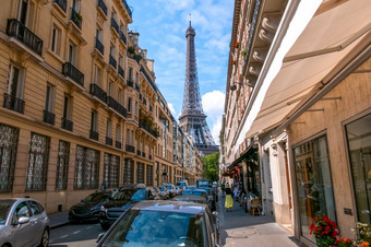 法国夏天阳光明媚的一天巴黎许多汽车的狭窄的街埃菲尔<strong>铁塔</strong>塔远走了狭窄的街巴黎俯瞰的埃菲尔<strong>铁塔</strong>塔