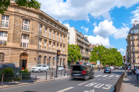 法国街的巴黎中心与忙交通阳光明媚的夏天一天巴黎一天交通阳光明媚的夏天一天