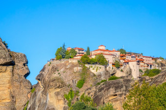 希腊清晰的夏天一天迈泰奥拉几个建筑岩石修道院与红色的屋顶对万里无云的蓝色的天空岩石和石头修道院对的蓝色的天空