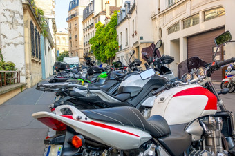 法国巴黎几个摩托车停夏天阳光明媚的街几个摩托车停夏天阳光明媚的街
