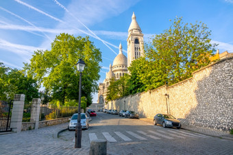 法国夏天阳光明媚的一天巴黎的屋顶的修道院圣<strong>心心</strong>对的蓝色的天空几个汽车停鹅卵石街圣<strong>心心</strong>修道院和鹅卵石街与停汽车