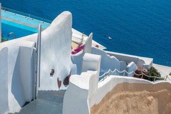 希腊阳光明媚的夏天一天的火山口圣托里尼岛岛<strong>传统</strong>的楼梯的海白色墙的边缘的蓝色的池和布什花<strong>传统</strong>的楼梯的海<strong>之</strong>间的的白色建筑圣托里尼岛