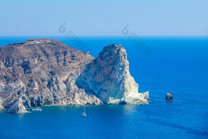 希腊岩石海岸阳光明媚的一天两个白色航行游艇空中视图两个航行游艇附近的岩石海岸
