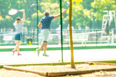 夏天阳光明媚的一天的网球法院散焦数据女孩和她的教练网球培训的夏天法院散焦