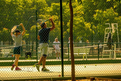阳光明媚的夏天一天的网球法院散焦数据女孩和她的教练夏天网球培训的法院散焦