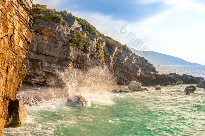 夏天晚上和的小海滩岩石海滨海冲浪喷雾海冲浪喷雾和晚上岩石海岸