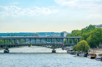 法国夏天一天巴黎两级a-hakeim桥在的他的河与火车和汽车两级桥在的他的河夏天一天