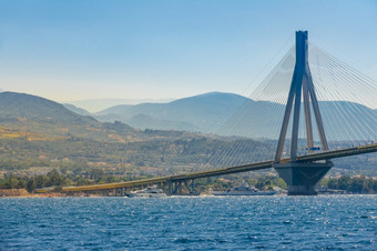 希腊桥在的海湾哥林多夏天阳光明媚的一天现代电动机游艇和渡船电动机游艇和渡船希腊桥在海湾哥林多