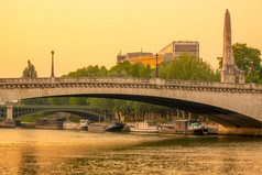 法国巴黎夏天晚上在的桥梁的他的住宅驳船是停泊的河银行桥梁和驳船的晚上他的