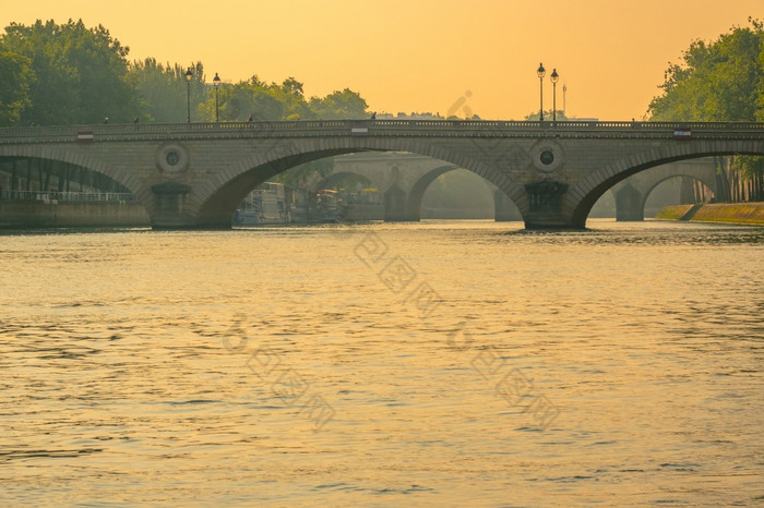 法国石头桥梁在的河他的巴黎和金日落金日落和桥梁巴黎