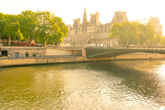 法国阳光明媚的夏天早....巴黎的河他的俯瞰的酒店要早....的路堤的他的河与视图的酒店要
