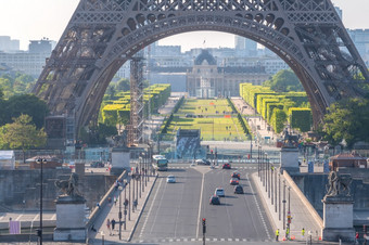 法国埃菲尔铁塔塔和冠军3巴黎几游客和汽车的耶拿桥阳光明媚的夏天早....埃菲尔铁塔塔和阳光明媚的早....