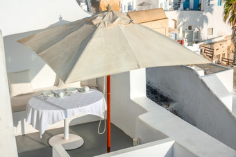 希腊阳光明媚的夏天一天的火山口圣托里尼岛岛服务表格与桌布下伞的开放<strong>阳台</strong>服务表格下伞的<strong>阳台</strong>圣托里尼岛