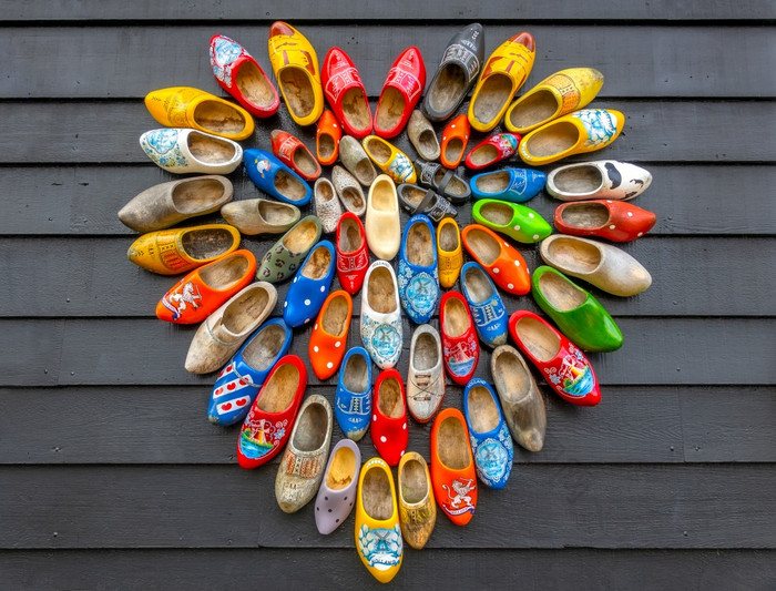 荷兰粗糙的背景从灰色的董事会许多国家荷兰堆鞋子是铺设出的形状心心象征使从荷兰klomps