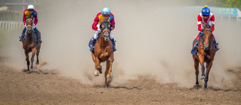 阳光明媚的一天的hippodrome<strong>三个</strong>马是运行完整的速度和提高云灰尘<strong>三个</strong>赛马是提高云灰尘与他们的蹄