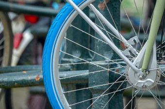 荷兰自行车轮特写镜头的运河栅栏水滴挂的针后的雨自行车轮特写镜头后雨