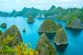 印尼许多小岩石<strong>岛屿</strong>覆盖与木和Azure水小<strong>热带岛屿</strong>杂草丛生的与森林