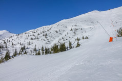 斯洛伐克冬天滑雪度假胜地明亮阳光明媚的天气和蓝色的天空在空滑雪坡罕见的梳理的雪的山腰阳光明媚的天气在空滑雪坡和罕见的梳理
