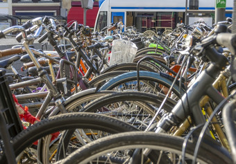 自行车停车阳光明媚的一天街<strong>阿姆斯特丹</strong>很多自行车和有轨电车的背景许多自行车阳光明媚的一天<strong>阿姆斯特丹</strong>