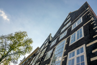 荷兰阳光明媚的一天阿姆斯特丹的外观真实的荷兰房子外观真实的荷兰房子和蓝色的天空