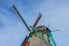荷兰真实的荷兰风车对的蓝色的天空屋顶和叶片屋顶和叶片真实的荷兰风车