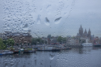 荷兰全景阿姆斯特丹多雨的天气从高点视图通过窗口与雨滴视图通过多雨的窗口的全景阿姆斯特丹