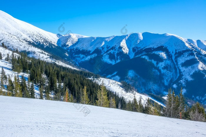 斯洛伐克冬天滑雪度假胜地明亮阳光明媚的天气和蓝色的天空在空滑雪坡和山救援阳光明媚的天气在空滑雪坡和山救援