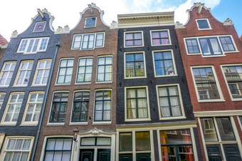 荷兰阳光明媚的一天阿姆斯特丹外墙<strong>真实</strong>的荷兰房子外墙<strong>真实</strong>的荷兰房子和蓝色的天空
