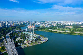 新加坡阳光明媚的一天全景住宅区域<strong>摩天轮</strong>和高速公路空中视图全景新加坡和<strong>摩天轮</strong>空中视图