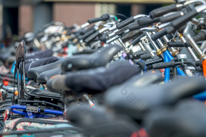 荷兰阳光明媚的一天的自行车停车阿姆斯特丹新和老自行车散焦自行车停车与许多自行车散焦