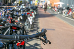 荷兰阳光明媚的一天阿姆斯特丹城市自行车停车散焦城市自行车停车阳光明媚的阿姆斯特丹