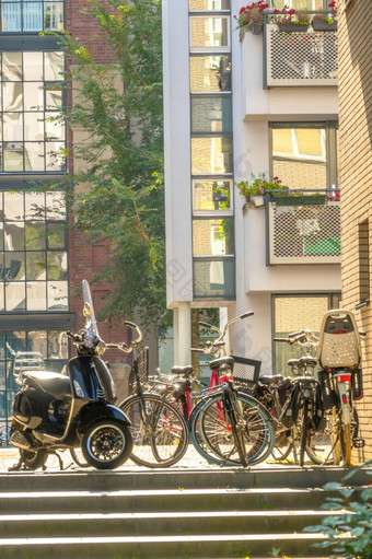 荷兰阳光明媚的夏天一天和小院子里<strong>阿姆斯特丹</strong>与自行车和摩托车阳光明媚的一天的院子里<strong>阿姆斯特丹</strong>